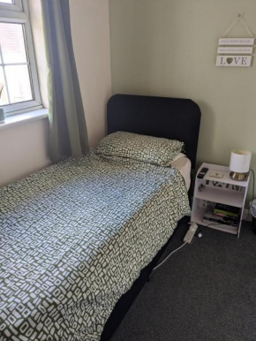 Small but bright single room not far from City Centre